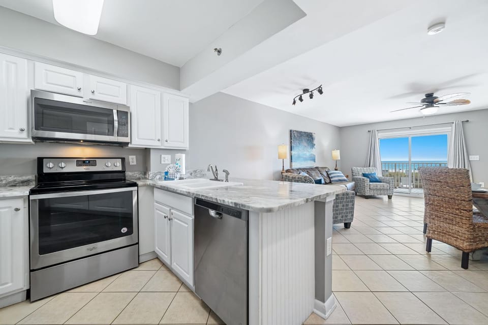 Kitchen or kitchenette, Dining area, dishwasher, oven, stove