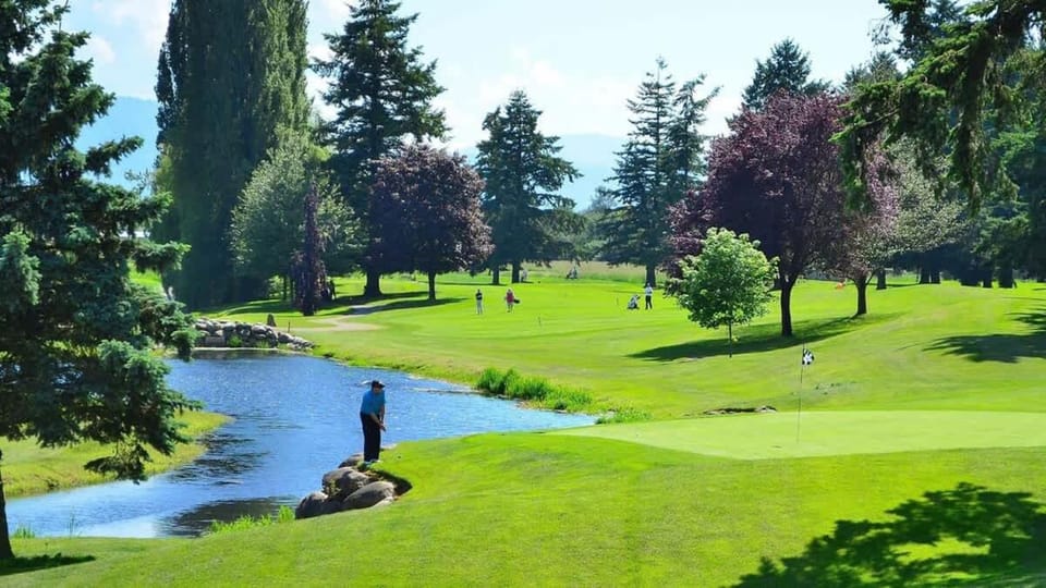 Spacious 6BR Home with Terrace Views and Parking nearby parks golf and resorts House in Chilliwack