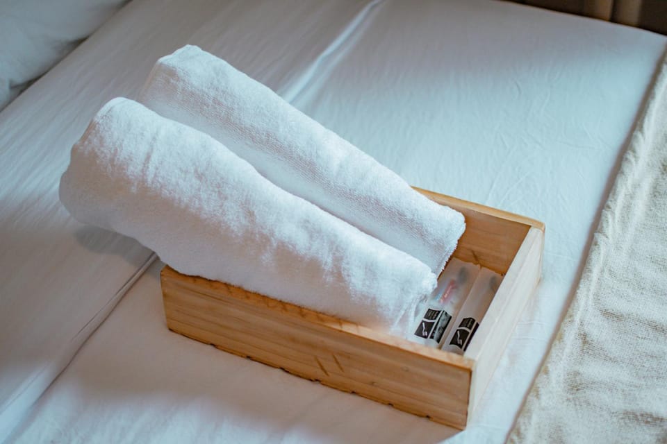 Bed, Bedroom, towels