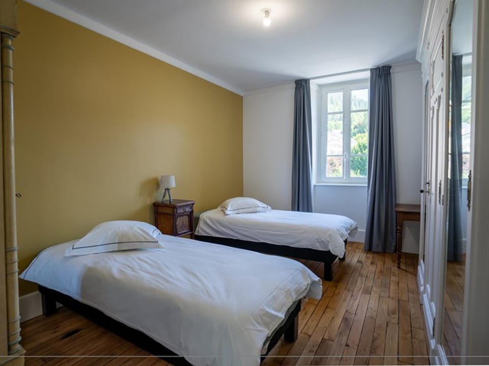 Grande demeure avec piscine couverte et parking pour 15 personnes - FR-1-858-4 House in Auvergne-Rhône-Alpes