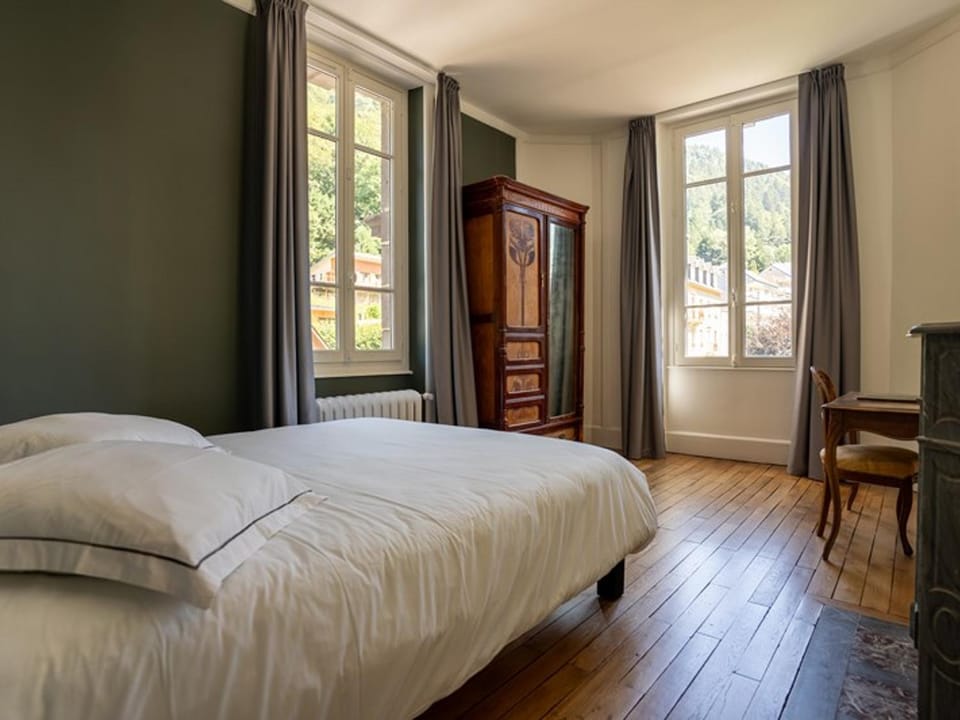 Grande demeure avec piscine couverte et parking pour 15 personnes - FR-1-858-4 House in Auvergne-Rhône-Alpes