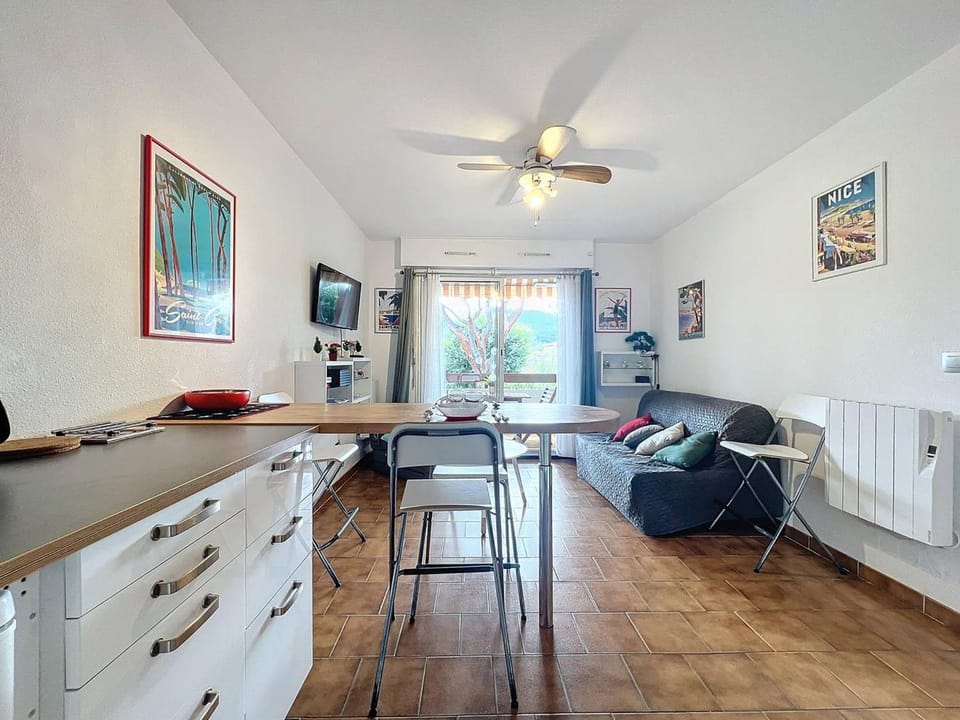 Type 2 à Saint-Cyr-sur-Mer avec terrasse et parking, idéal pour 4 personnes - FR-1-770-63 Apartment in La Cadière-d'Azur