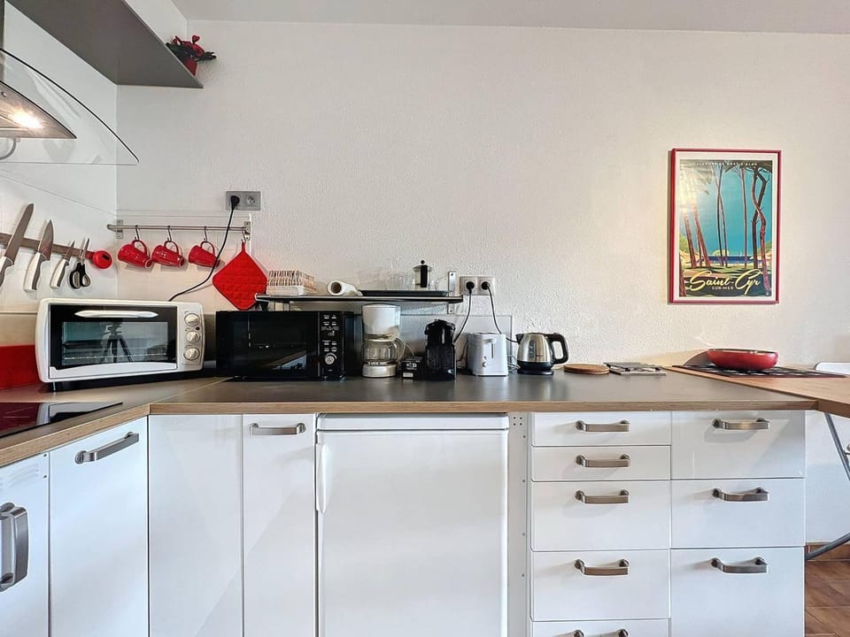 Type 2 à Saint-Cyr-sur-Mer avec terrasse et parking, idéal pour 4 personnes - FR-1-770-63 Apartment in La Cadière-d'Azur