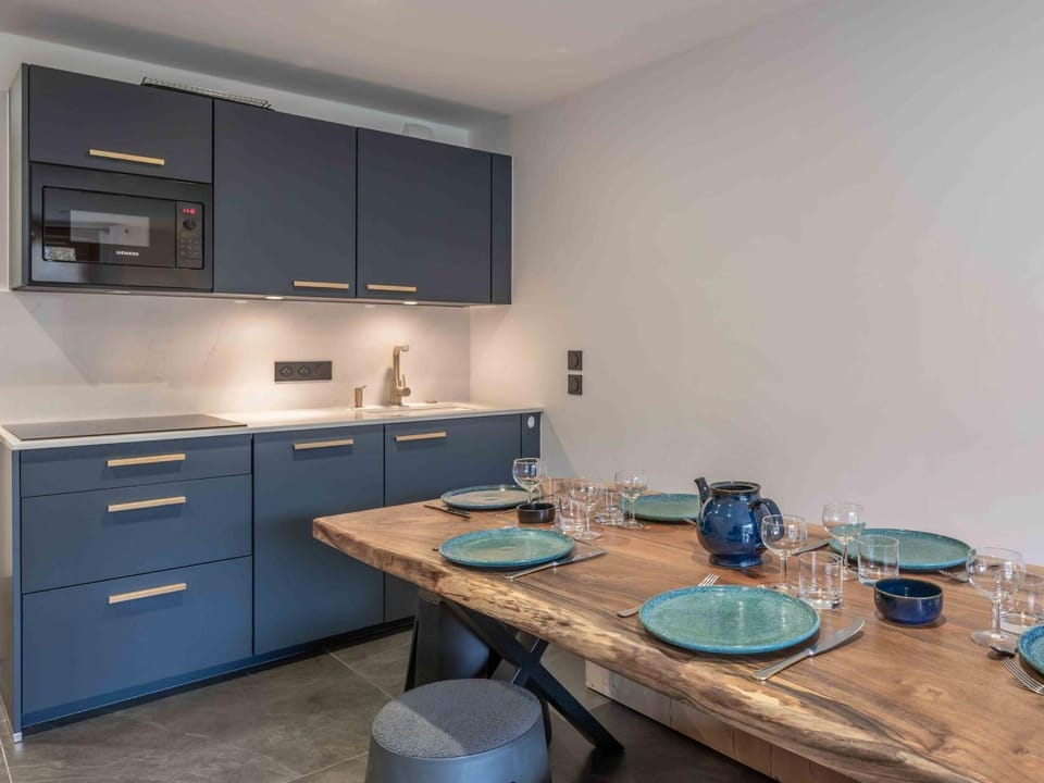 Appartement rénové 2 chambres près des pistes avec terrasse, WiFi et parking - FR-1-566-85 Apartment in Les Allues