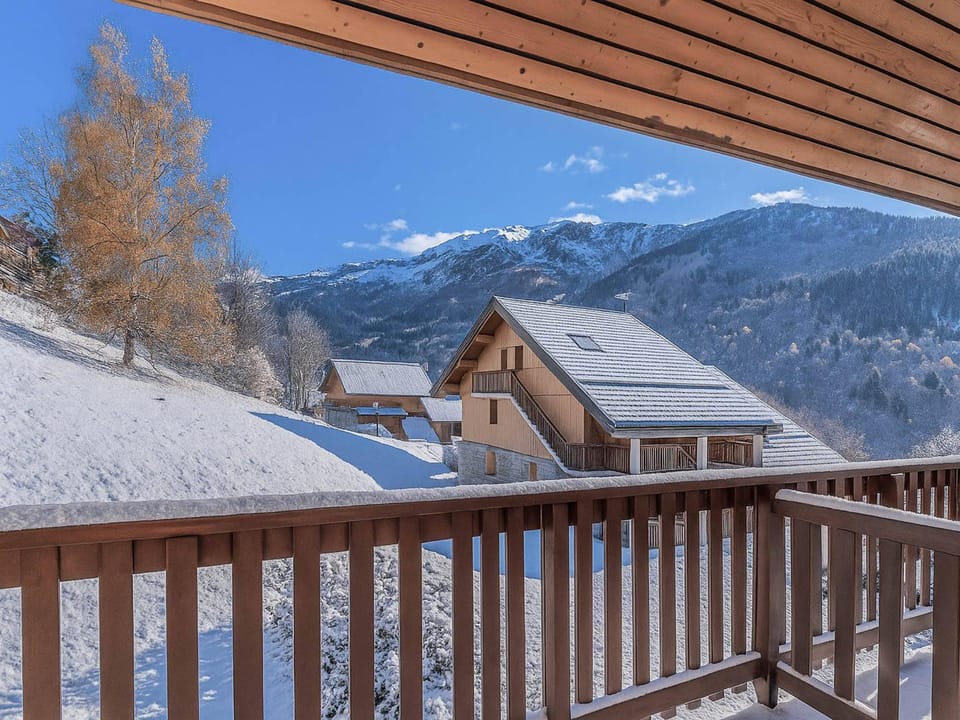 Appartement rénové 2 chambres près des pistes avec terrasse, WiFi et parking - FR-1-566-85 Apartment in Les Allues