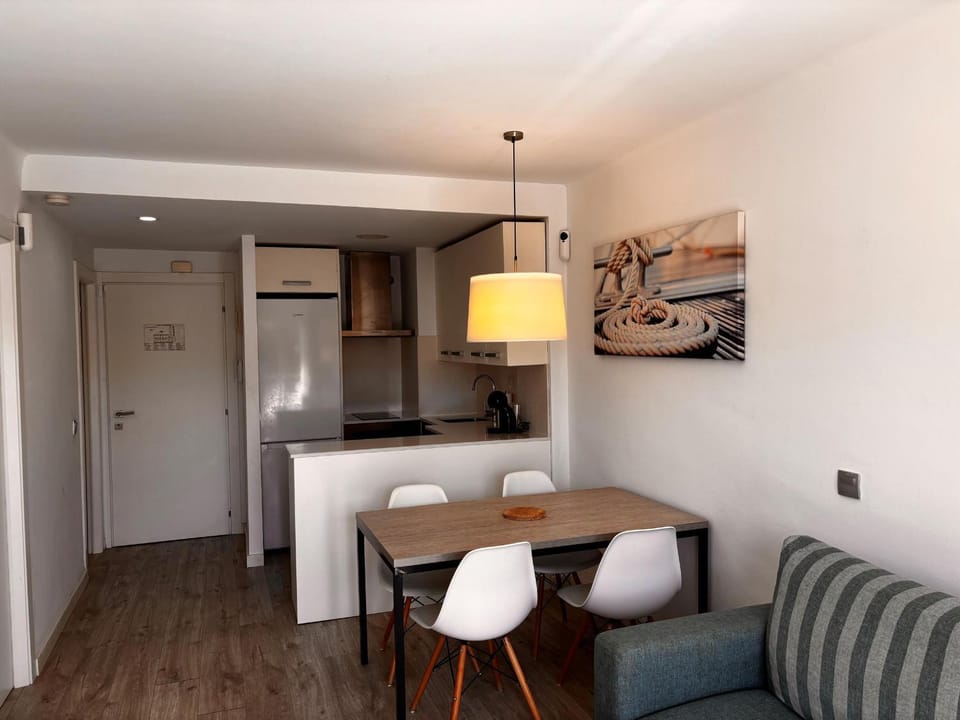 Apartamento luminoso cerca de la playa con piscina compartida - ES-323-94 Apartment in Baix Empordà