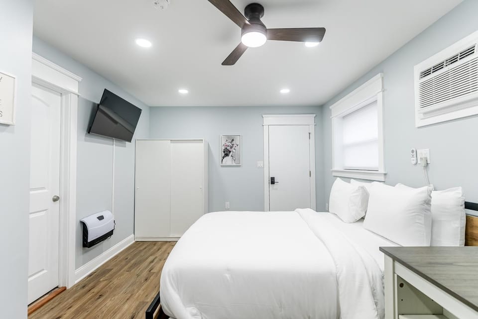 Bed, TV and multimedia, Photo of the whole room