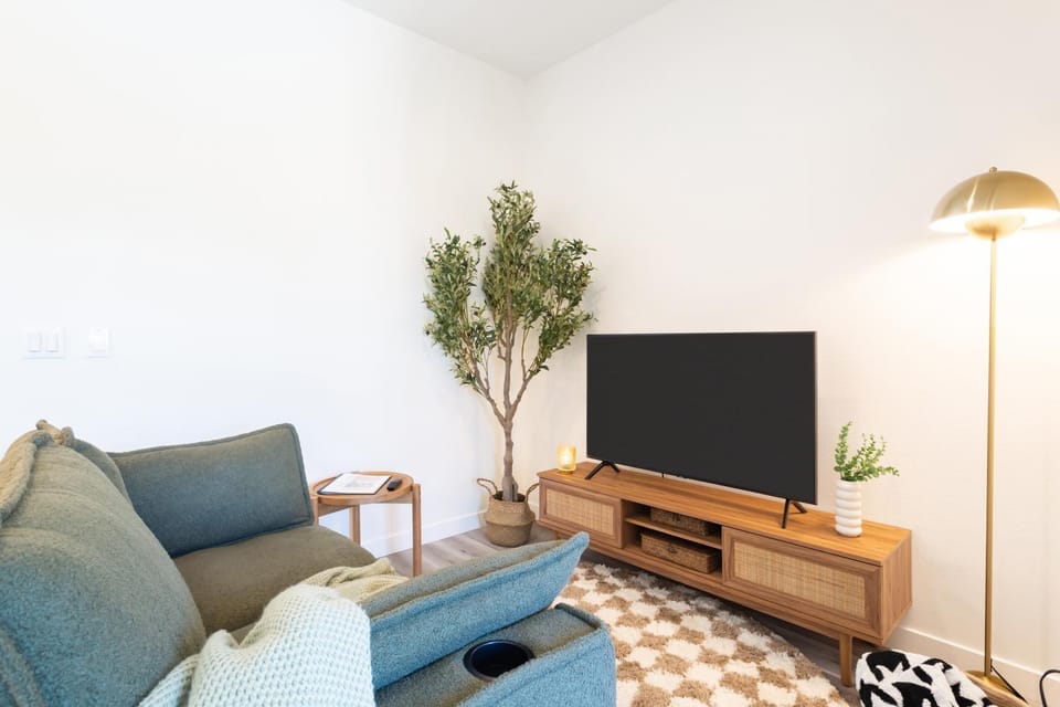 TV and multimedia, Living room, Seating area, Evening entertainment
