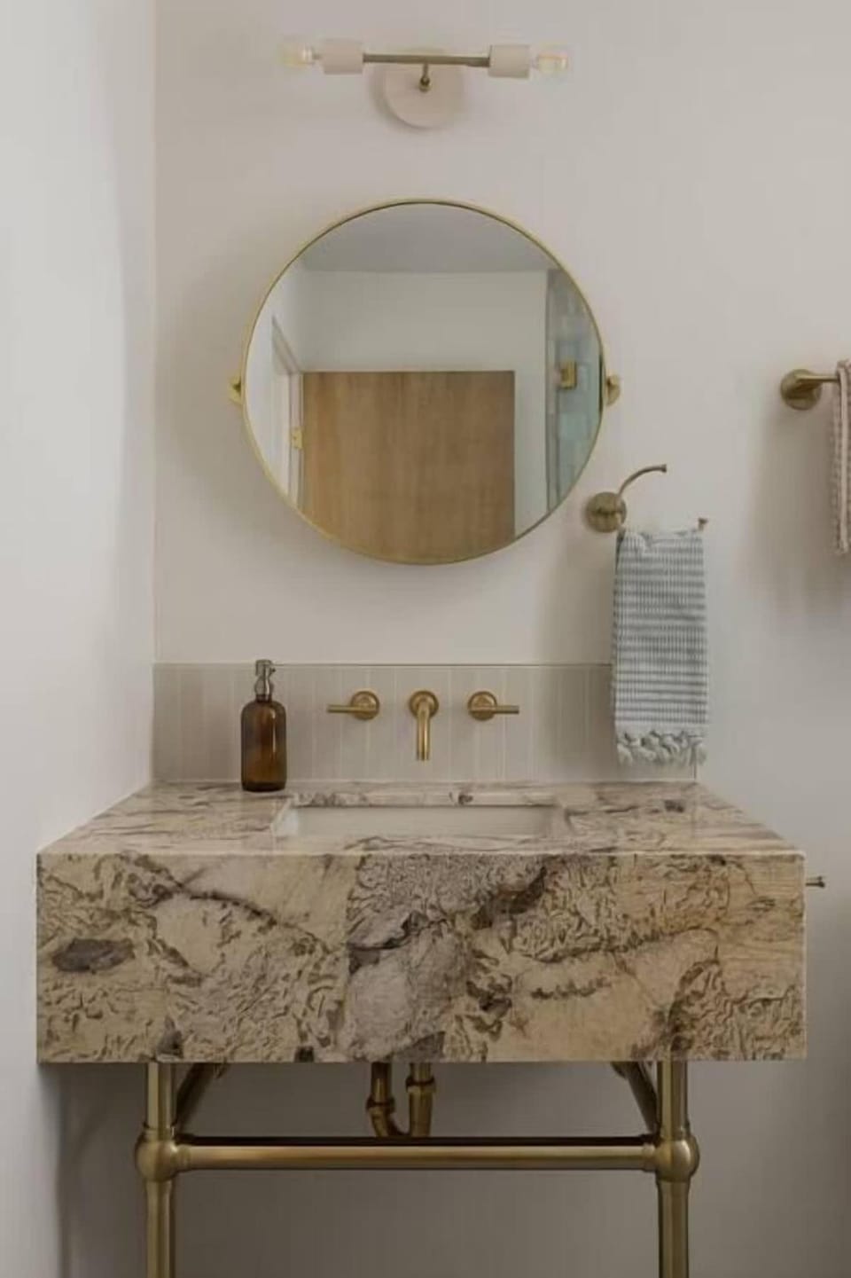 Luxury Villa Pool & Spa Looking Glass House in Yucca Valley