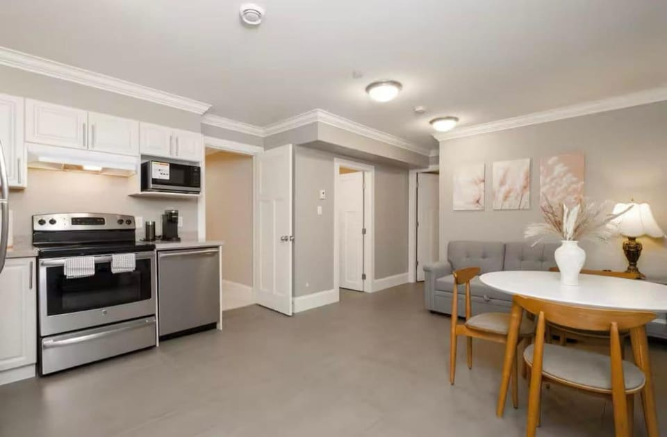 Stylish Home in Van West Side Near YVR&DT House in Vancouver
