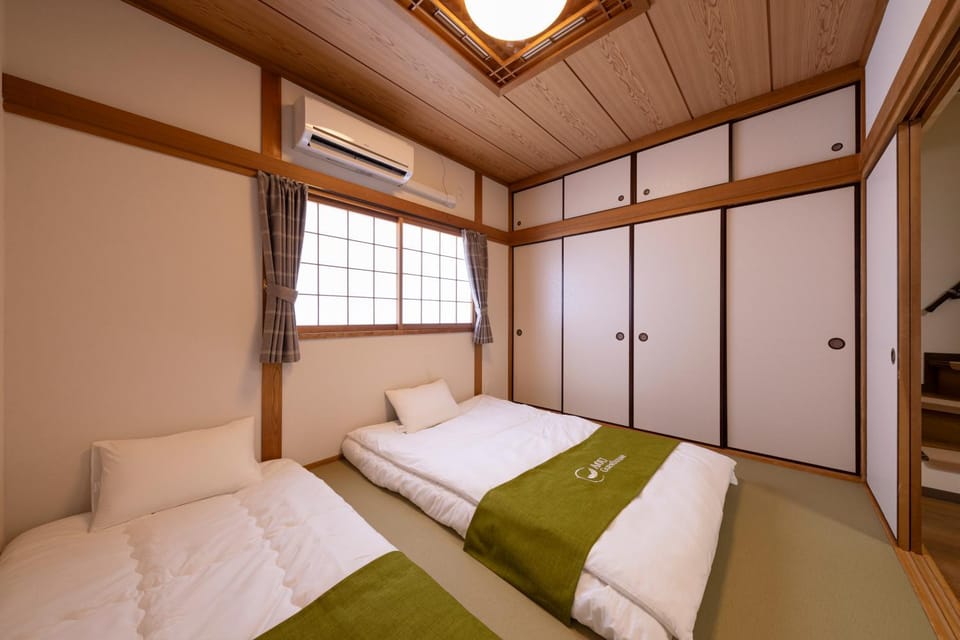 Bed, Photo of the whole room, Bedroom, wardrobe, air conditioner