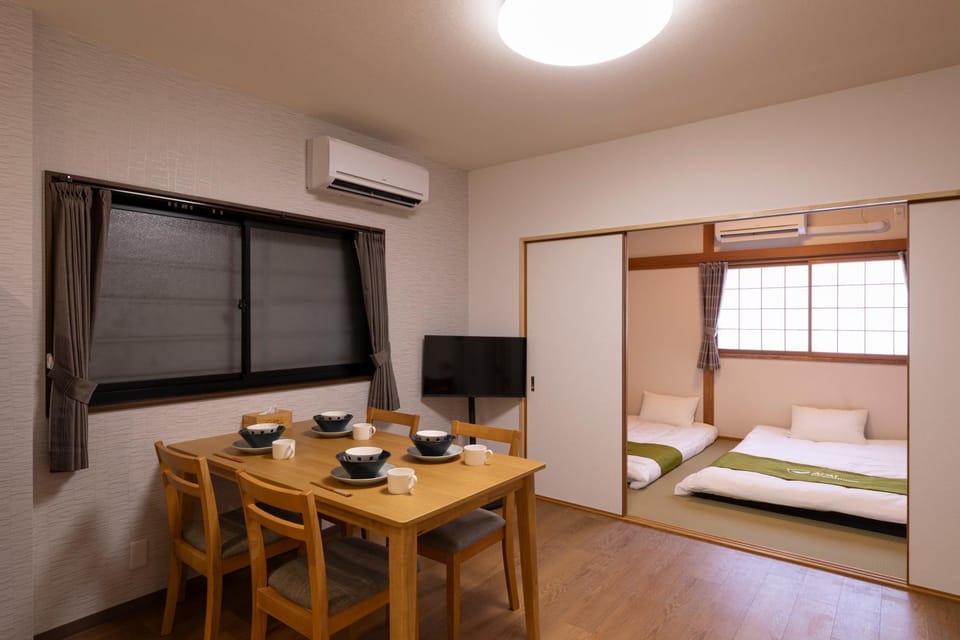 Bed, TV and multimedia, Living room, Photo of the whole room, Seating area, Dining area, Bedroom, air conditioner