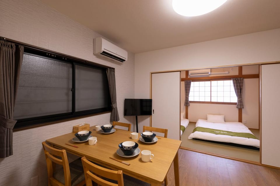 Bed, TV and multimedia, Living room, Photo of the whole room, Seating area, Dining area, Bedroom, air conditioner