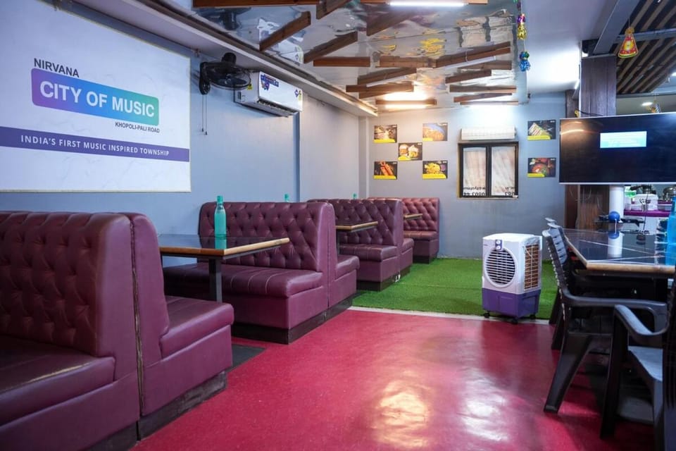 Restaurant/places to eat, Restaurant/places to eat, Seating area