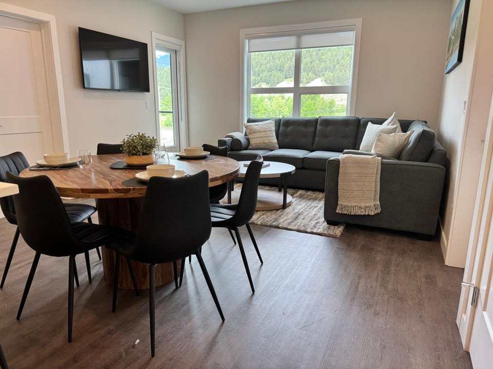 TV and multimedia, Living room, Seating area, Dining area, Evening entertainment