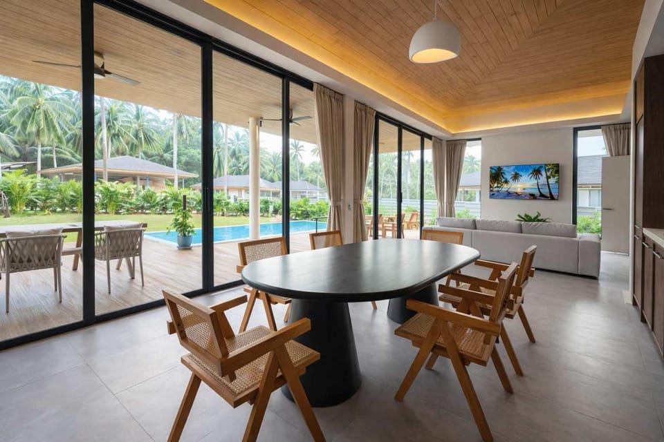 Patio, Communal lounge/ TV room, Garden, TV and multimedia, Living room, Seating area, Garden view, Pool view, Swimming pool