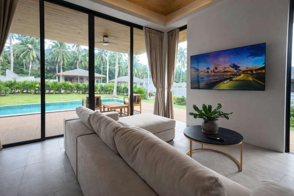 Patio, Communal lounge/ TV room, Natural landscape, Garden, TV and multimedia, Living room, Seating area, Garden view, Pool view, Swimming pool