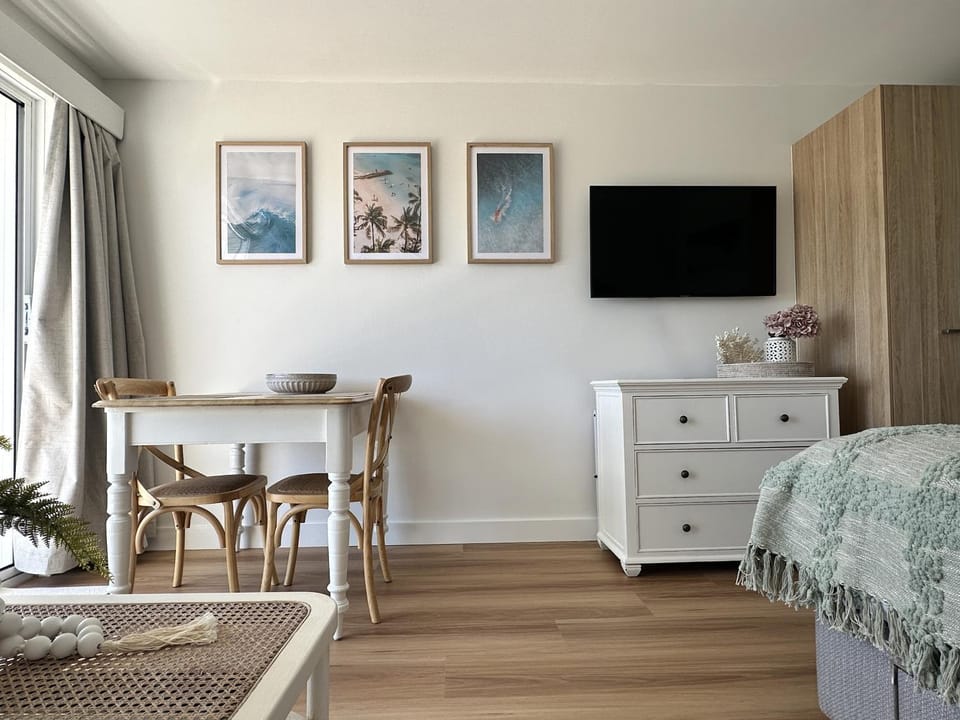 TV and multimedia, Photo of the whole room, Dining area, Bedroom