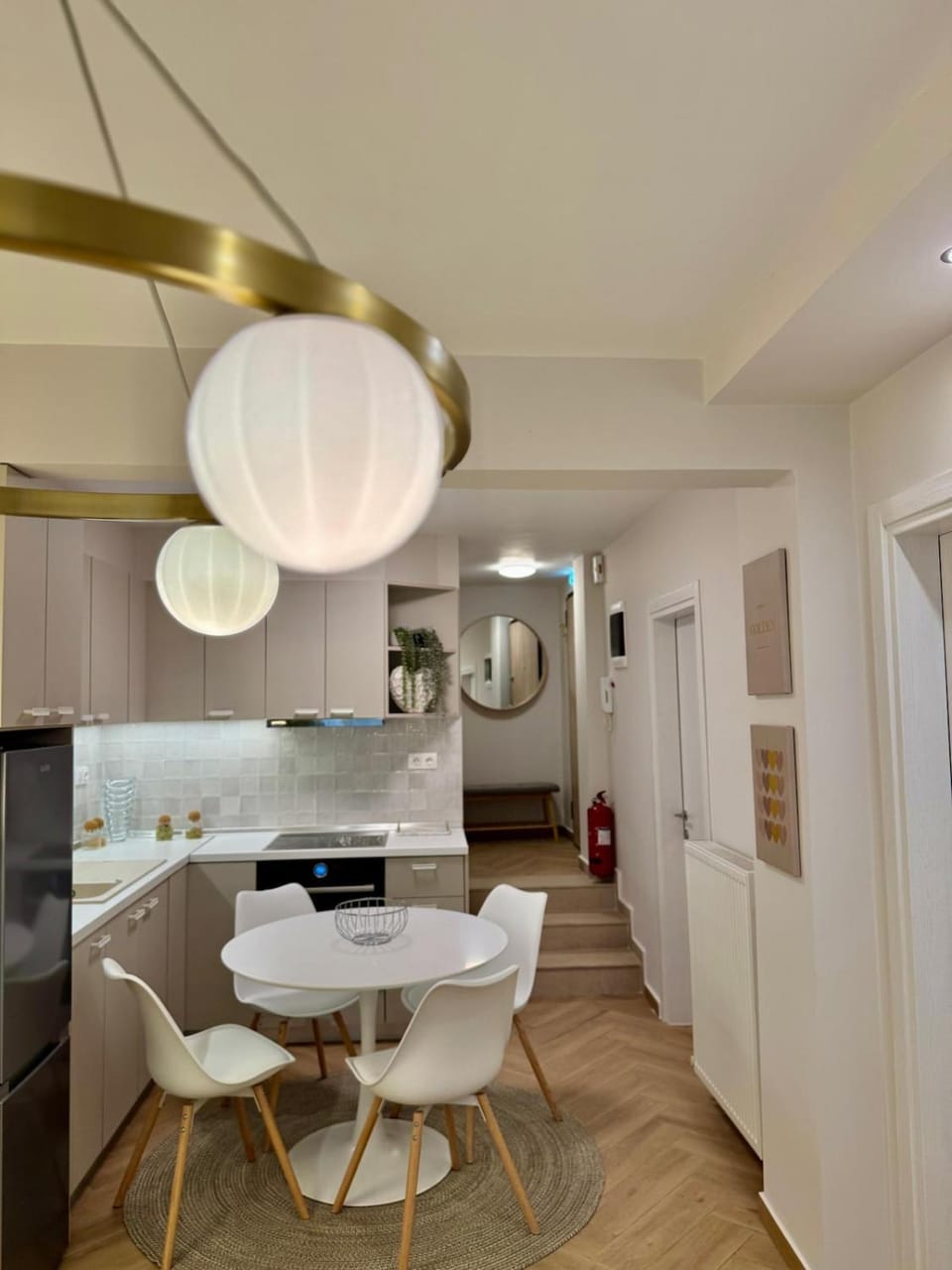 Kitchen or kitchenette, Dining area