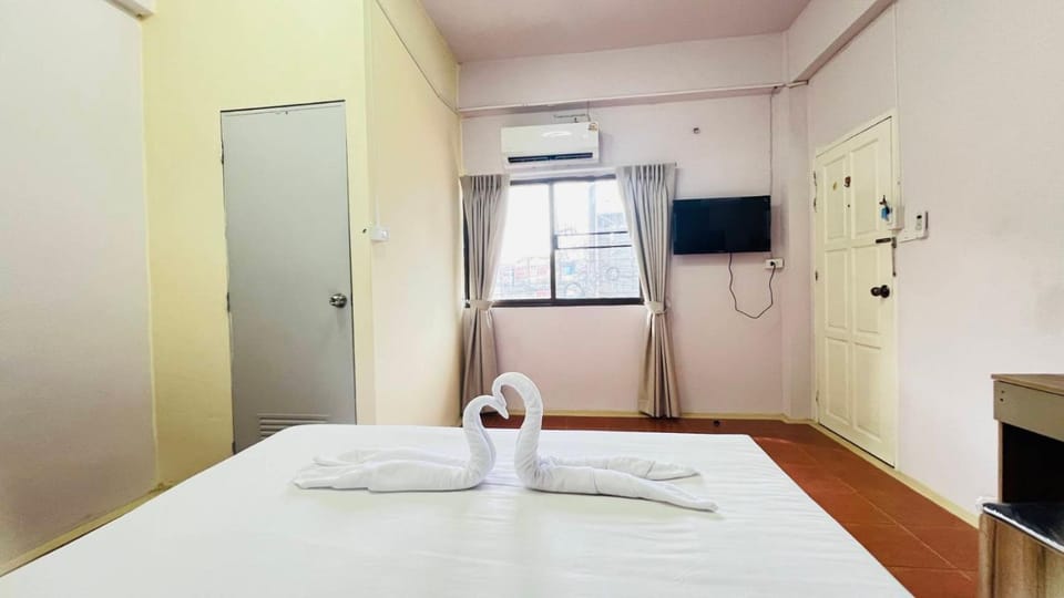 Bed, TV and multimedia, Photo of the whole room, Bedroom, towels, air conditioner