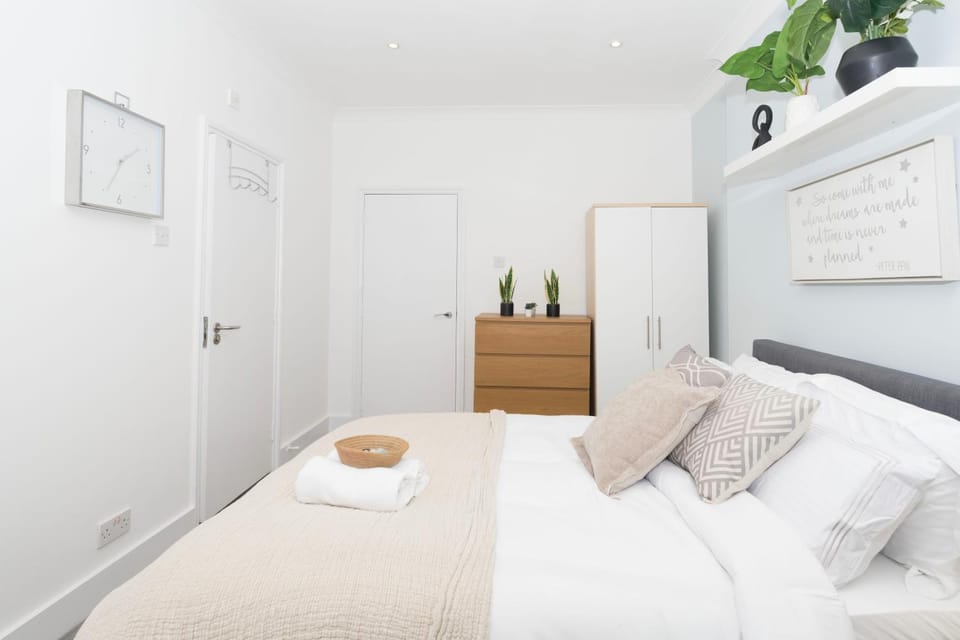 Large Penthouse 3 Bathrooms next to White chapel Apartment in London Borough of Hackney