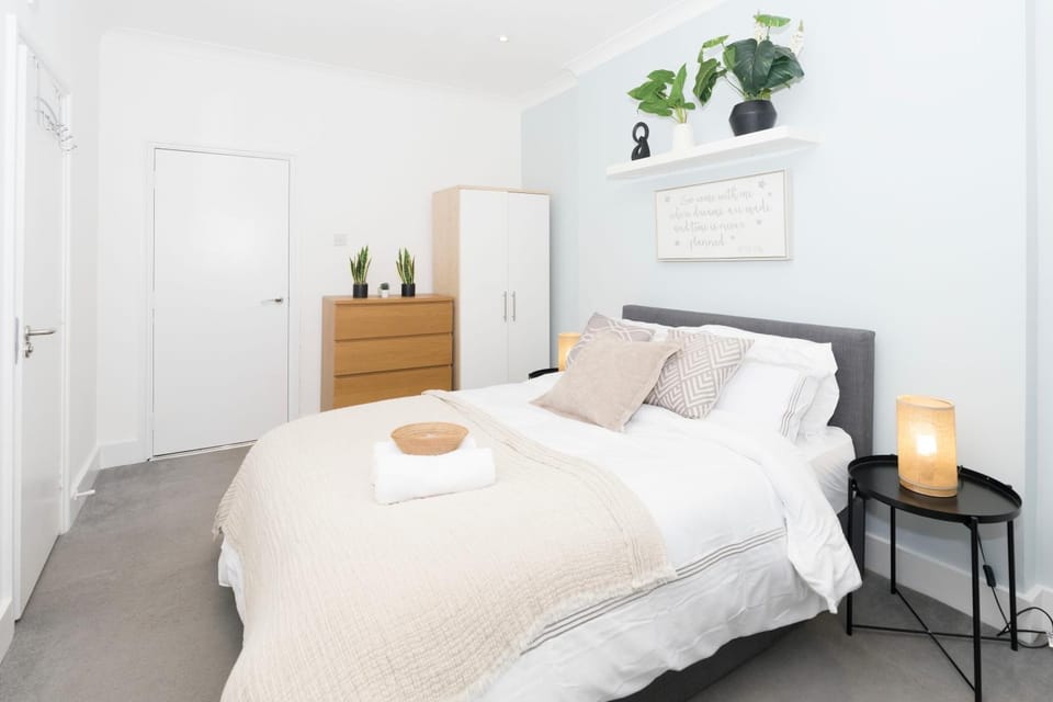 Large Penthouse 3 Bathrooms next to White chapel Apartment in London Borough of Hackney