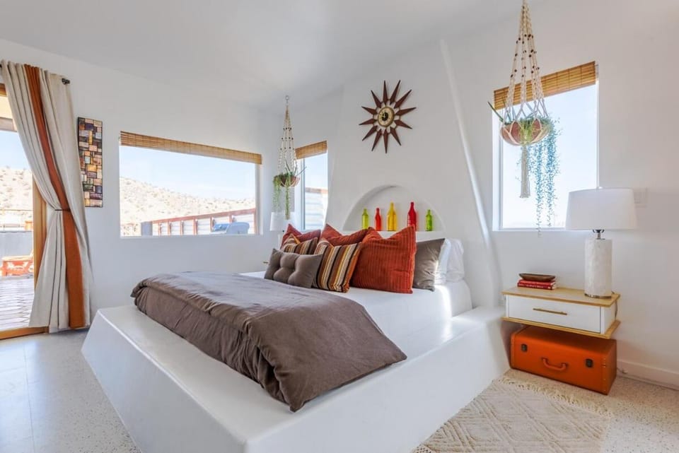 Retro Vibes, Pool, Spa & Game Room House in Twentynine Palms
