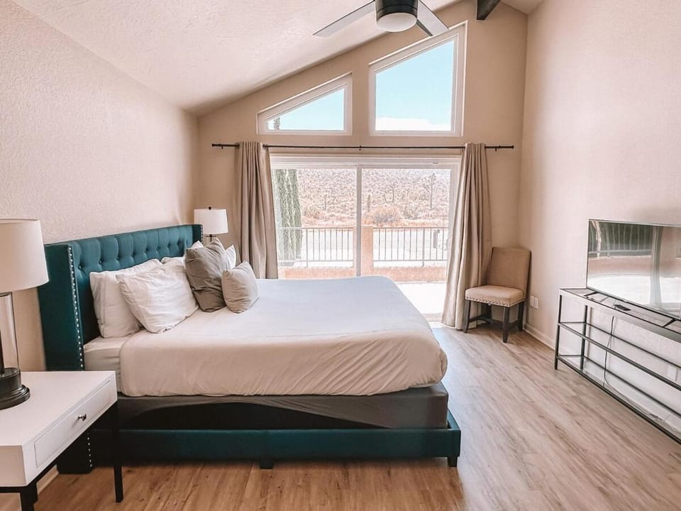 Walk into Joshua Tree Park, Huge Spa The Lodge House in Yucca Valley