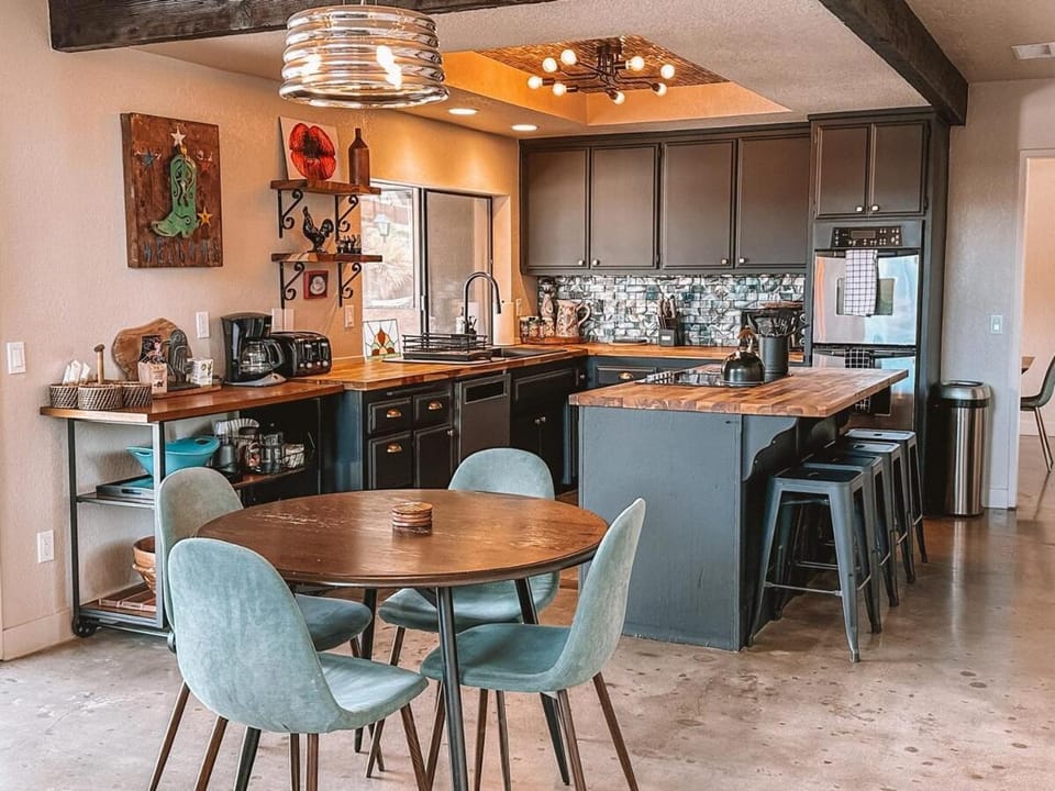 Walk into Joshua Tree Park, Huge Spa The Lodge House in Yucca Valley