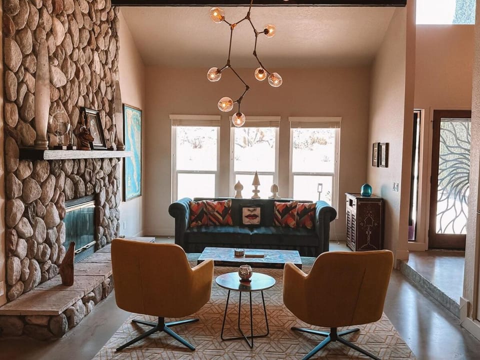 Walk into Joshua Tree Park, Huge Spa The Lodge House in Yucca Valley