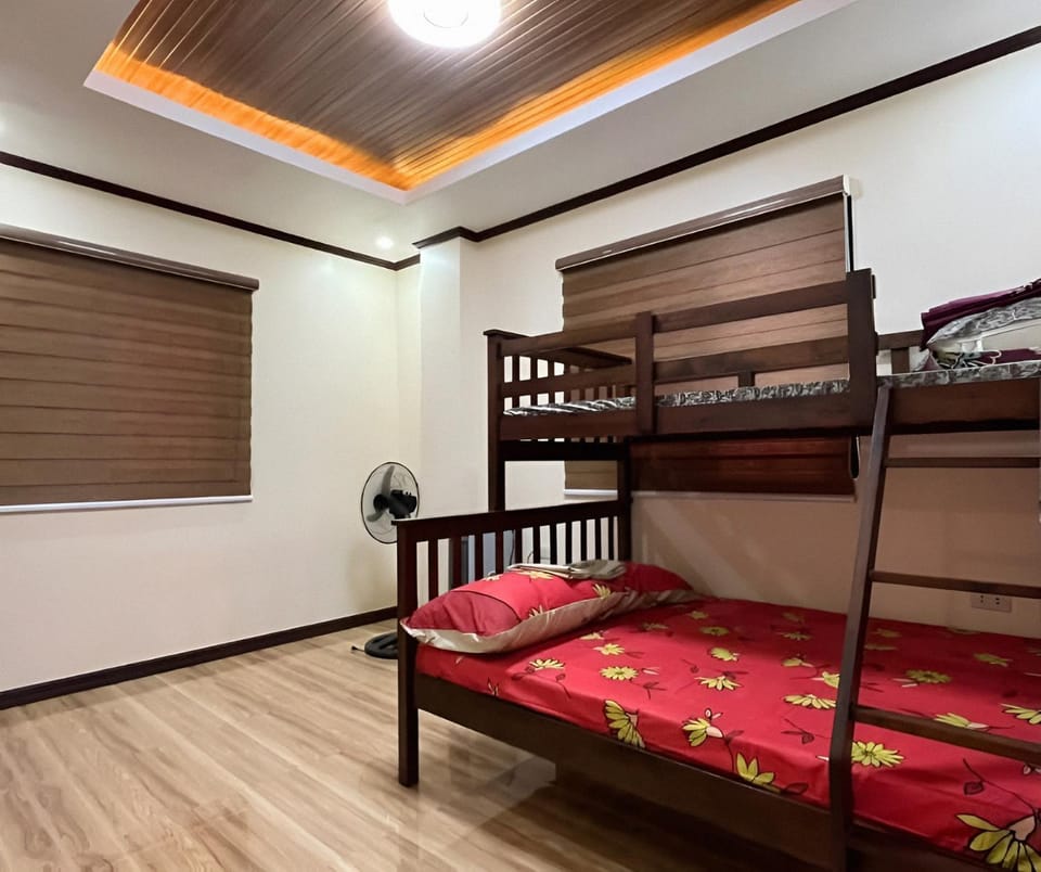 Bedroom, bunk bed