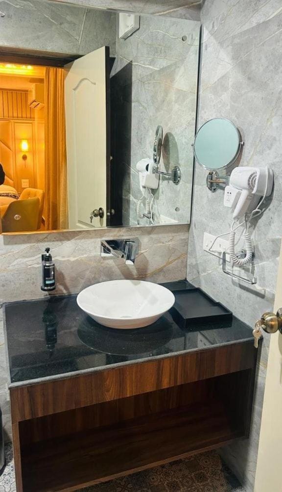 Shower, Bathroom, towels
