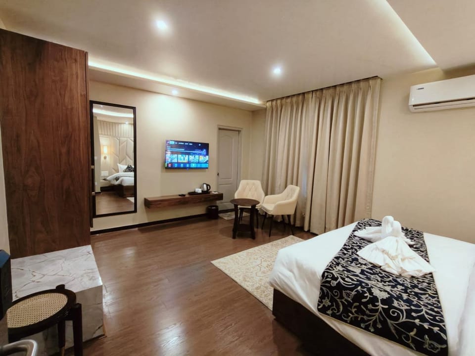 Bed, TV and multimedia, Photo of the whole room, Seating area, Bedroom, hair dresser, towels, air conditioner