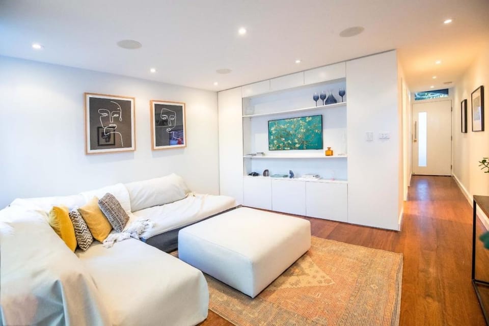 Luxury 3BR Oasis with Pool, Gym & Parking, Surry Hills Apartment in Surry Hills