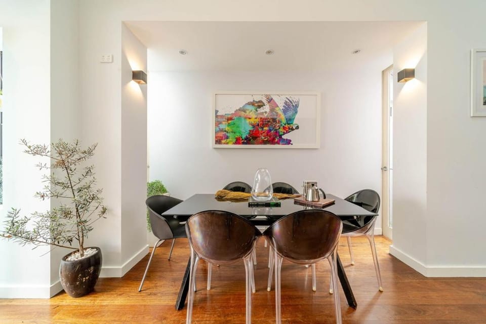 Luxury 3BR Oasis with Pool, Gym & Parking, Surry Hills Apartment in Surry Hills