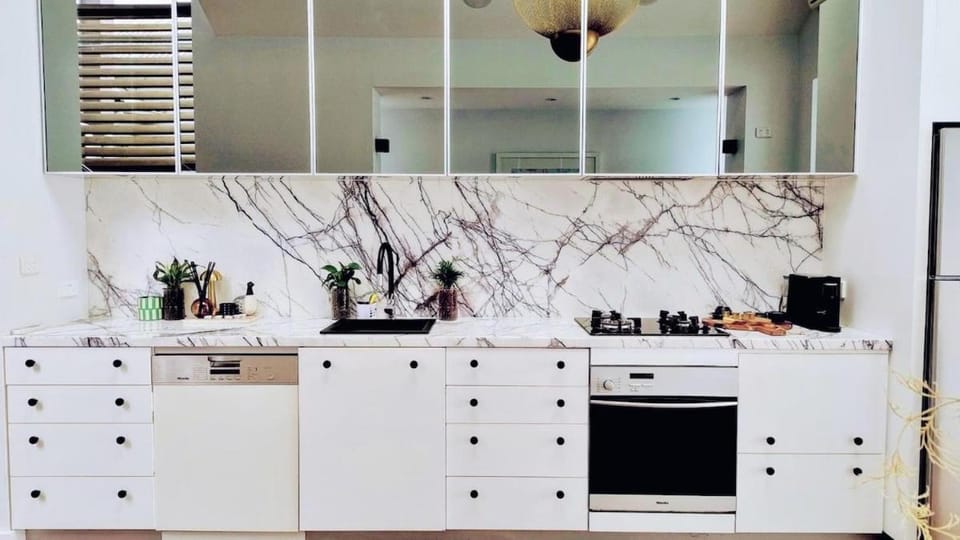Luxury 3BR Oasis with Pool, Gym & Parking, Surry Hills Apartment in Surry Hills