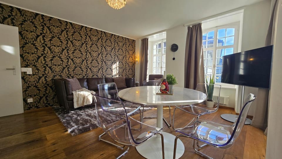 Living room, Seating area, Dining area