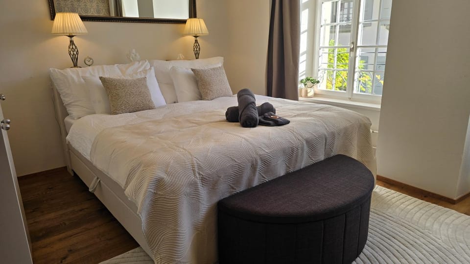 Bed, Bedroom, towels