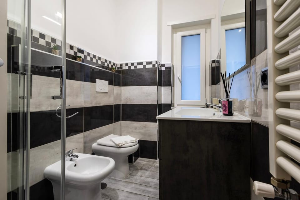 Shower, Toilet, Bathroom, bidet, towels
