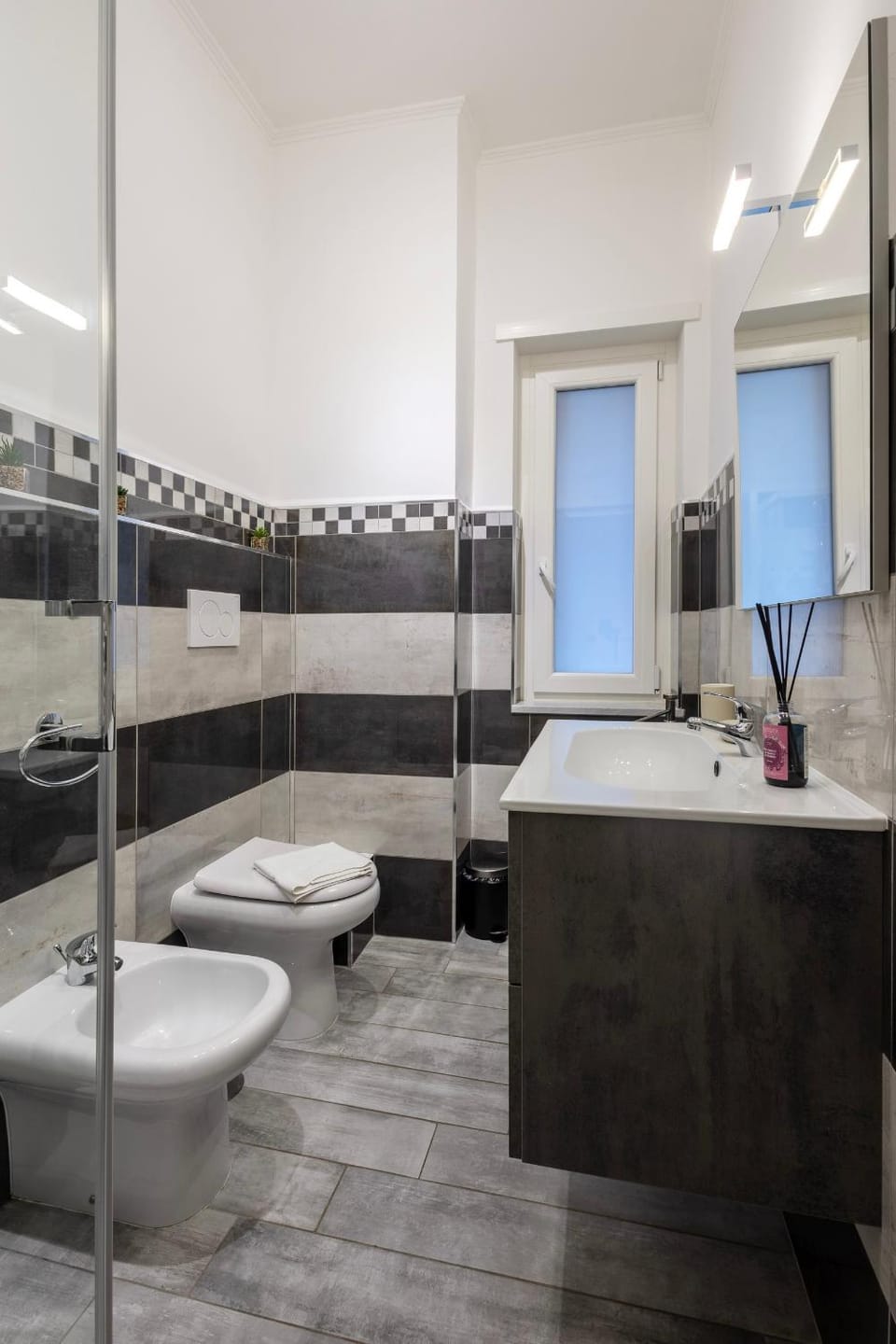 Shower, Toilet, Bathroom, bidet, towels
