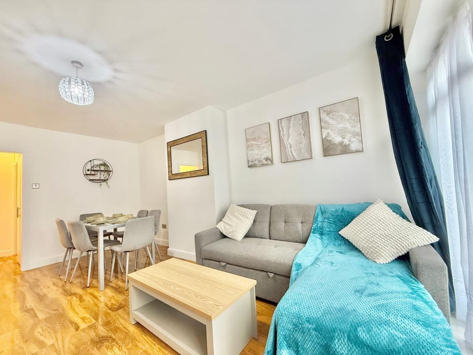 Spacious 2BR House near Elephant & Castle Zone 1-2 House in London Borough of Southwark
