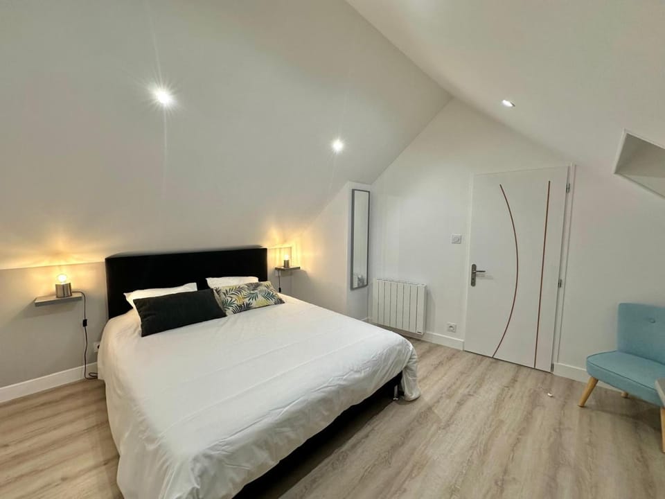Bed, Photo of the whole room, Bedroom