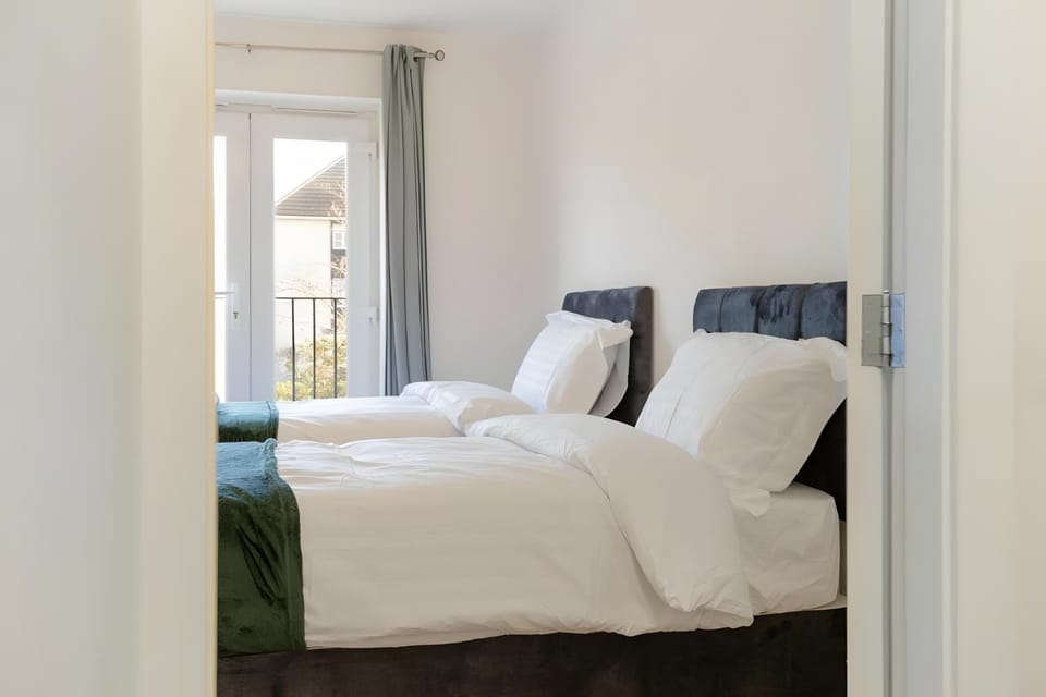 Large 4BR House - Easy Access to Manchester & Liverpool Apartment in Warrington