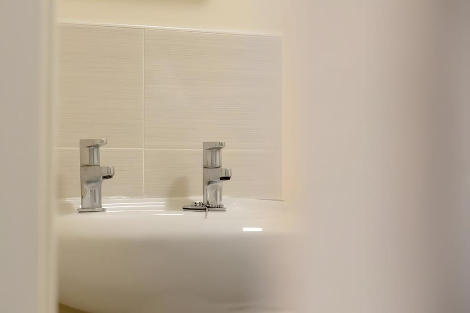 Large 4BR House - Easy Access to Manchester & Liverpool Apartment in Warrington