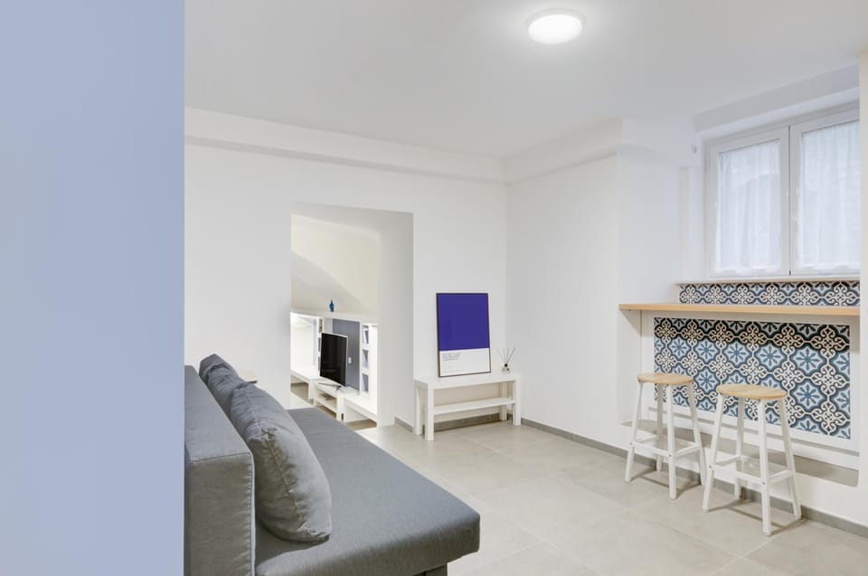Bed, Living room, Photo of the whole room, Seating area, Dining area