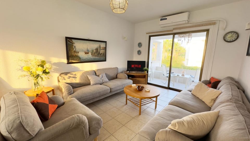 TV and multimedia, Living room, Decorative detail, Seating area