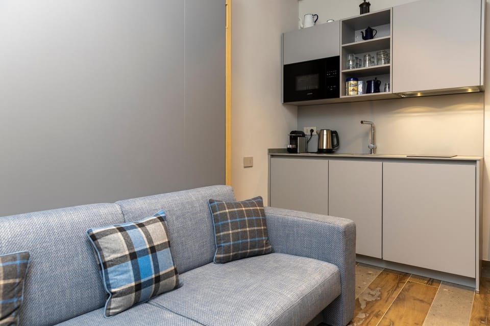 Coffee/tea facilities, Kitchen or kitchenette, Living room