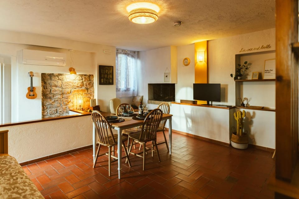 TV and multimedia, Living room, Seating area, Dining area