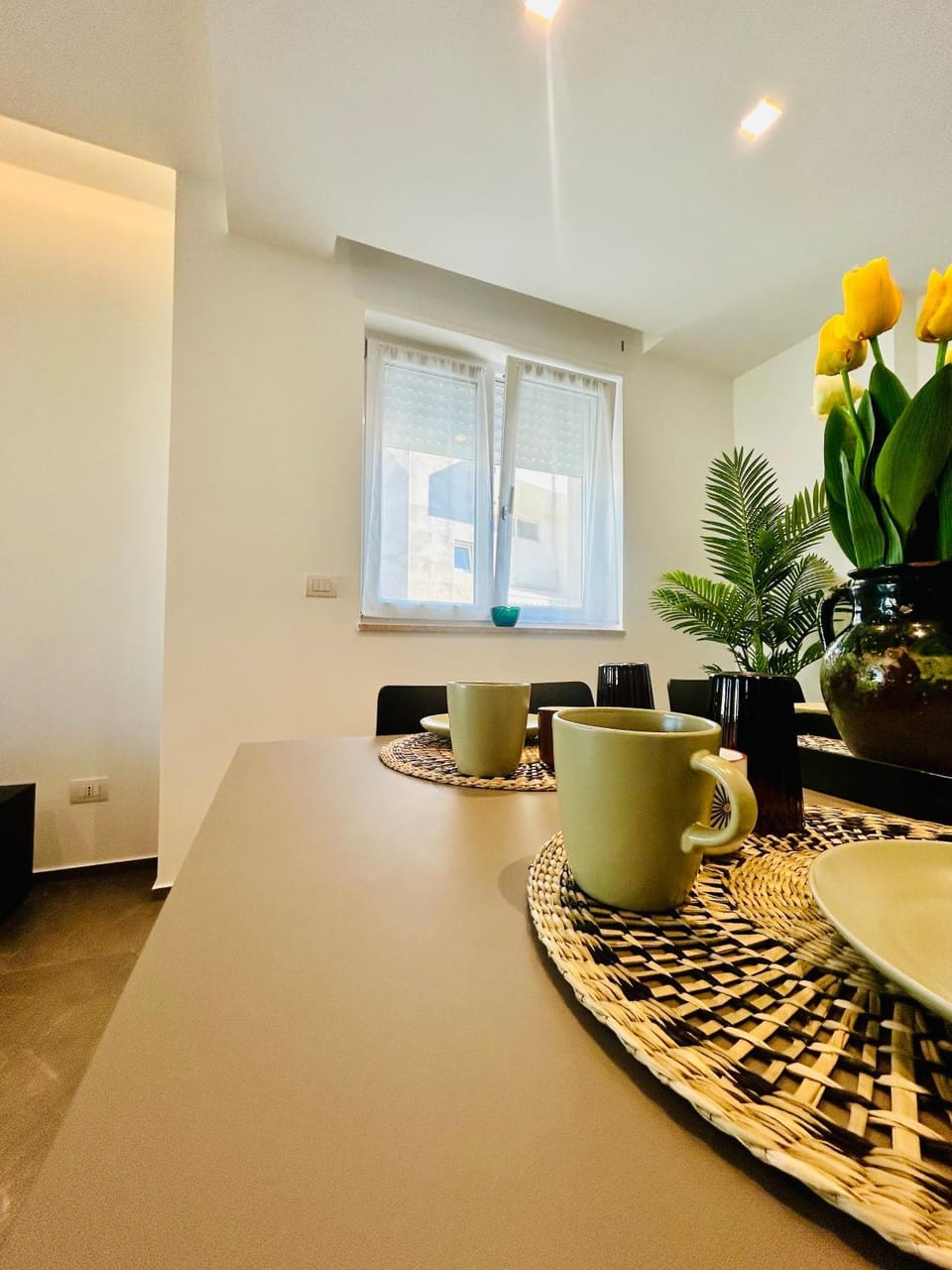 Photo of the whole room, Dining area