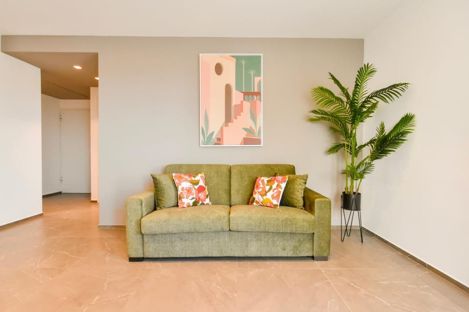 Living room, Photo of the whole room, Decorative detail, Decorative detail, Floor plan